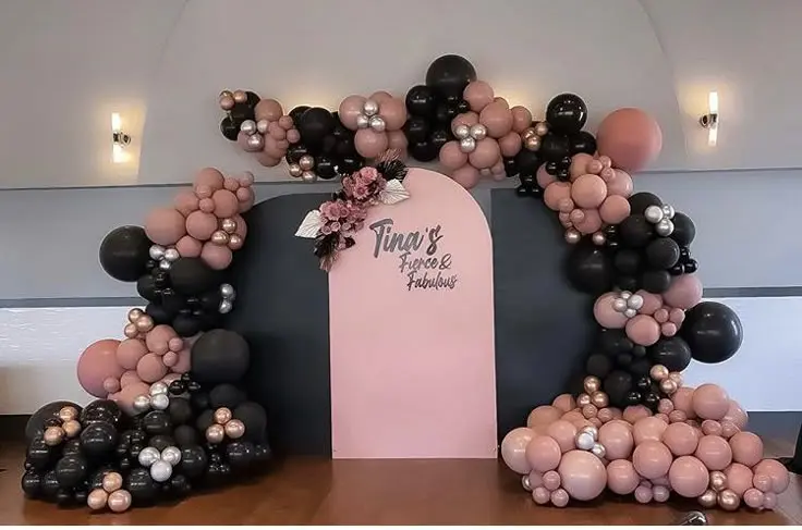 Kit Complet de Décoration Festive rose noir – 117 pièces.webp