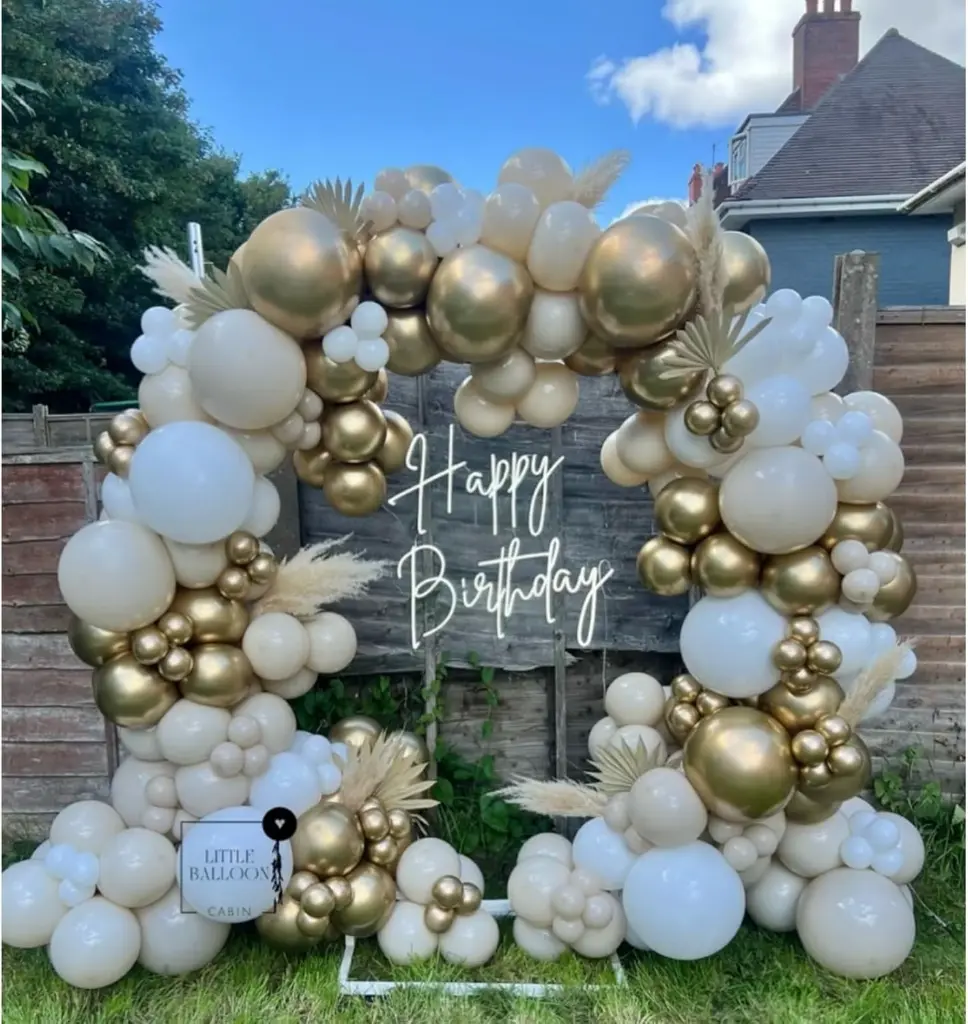 Kit Complet de Décoration Festive blanc doree – 136 Pièces 2.webp