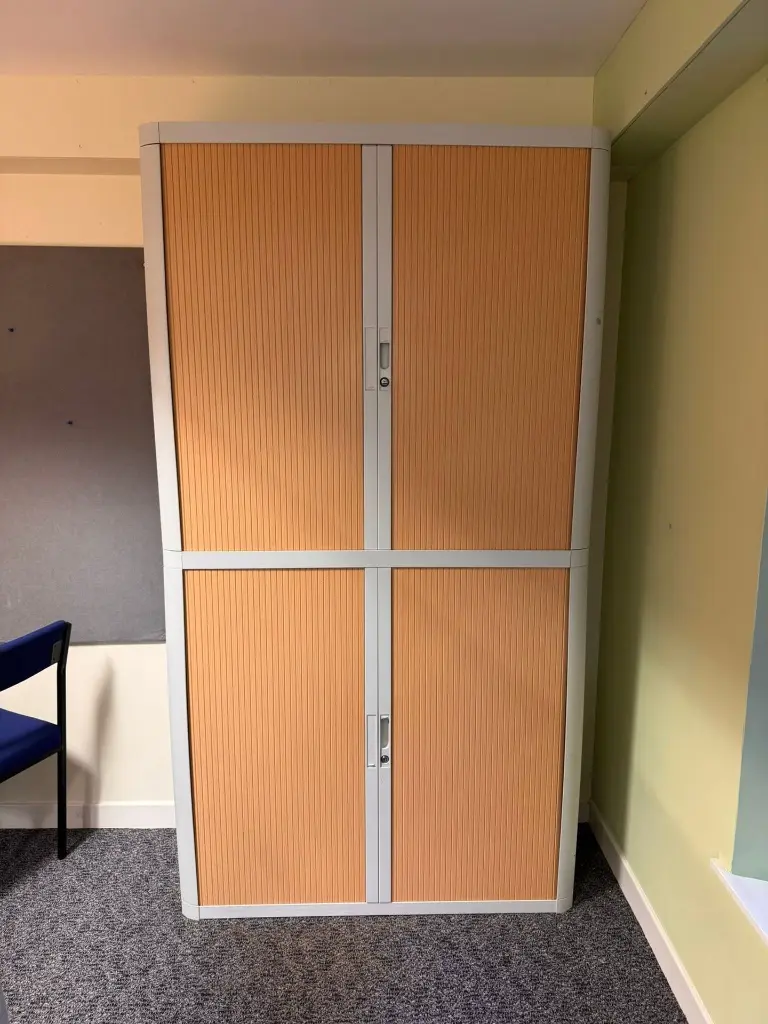 Armoire haute à rideaux EasyOffice gris et hetre sophia mayotte.webp