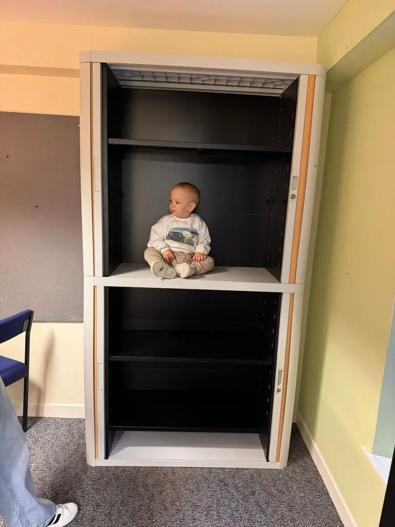 Armoire haute à rideaux EasyOffice gris et hetre sophia mayotte 2.webp