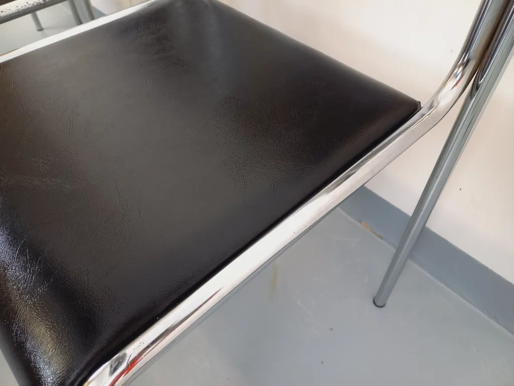 Chaise Ascona empilable en simili cuir Sophia mayotte 07.webp