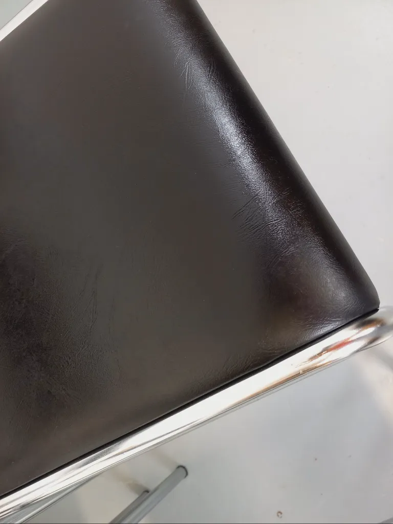 Chaise Ascona empilable en simili cuir Sophia mayotte 04.webp