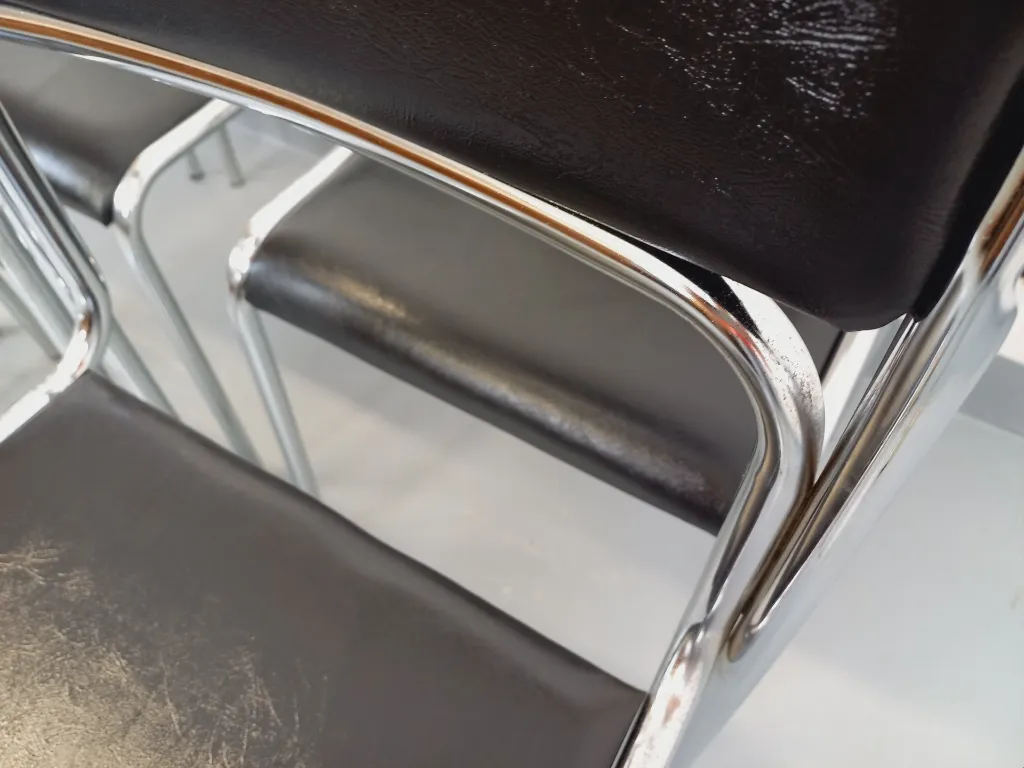 Chaise Ascona empilable en simili cuir Sophia mayotte 05.webp
